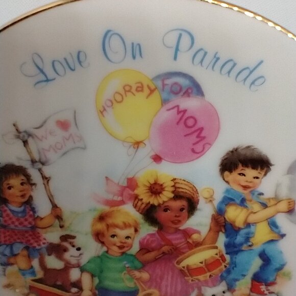 Vintage Avon Collectible Mother's Day Porcelain Plate 'Love on Parade" 1994 22K - Picture 13 of 16